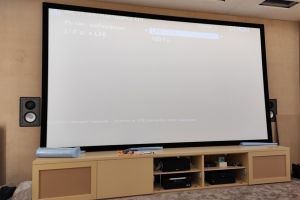 Процесс установки экрана для домашнего кинотеатра